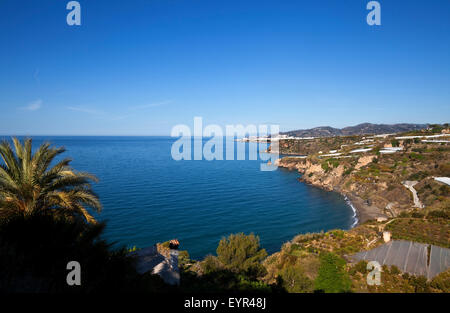 Entfernten Nerja aus der Acantilados de Maro-Cerro Gordo Natural Park in der Nähe von Maro, Costa Tropical, Provinz Granada, Andalusien, Spanien Stockfoto