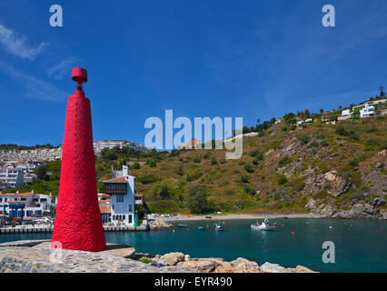 Rundumleuchten und Eingang zum Hafen von Puerto Deportivo Marina del Este, in der Nähe von Almuñéca, Costa Tropical, Provinz Granada, Spanien Stockfoto