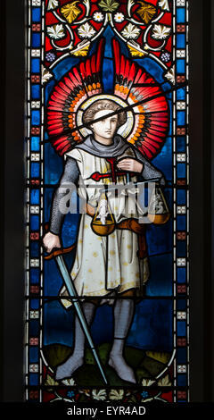 Erzengel Saint Michael Glasmalerei, St.-Georgs-Kirche, Falfield, Gloucestershire, England, UK Stockfoto