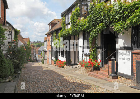 Der malerische malerischen kopfsteingepflasterten Meerjungfrau Street, im historischen Cinque Ports Stadt Rye, East Sussex, England, UK Stockfoto