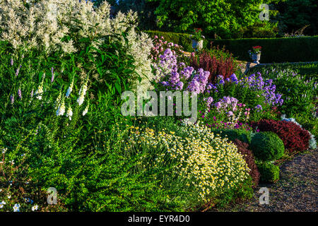 Krautige Grenze unterhalb der Terrasse des Bowood House in Wiltshire. Stockfoto