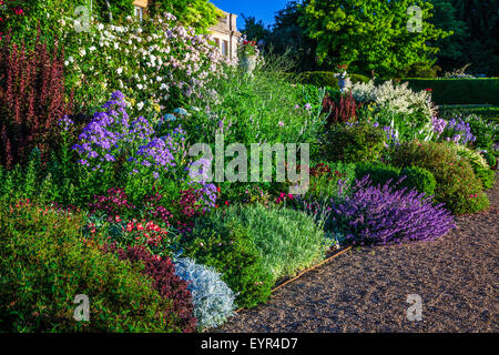 Krautige Grenze unterhalb der Terrasse des Bowood House in Wiltshire. Stockfoto