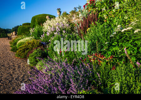 Krautige Grenze unterhalb der Terrasse des Bowood House in Wiltshire. Stockfoto