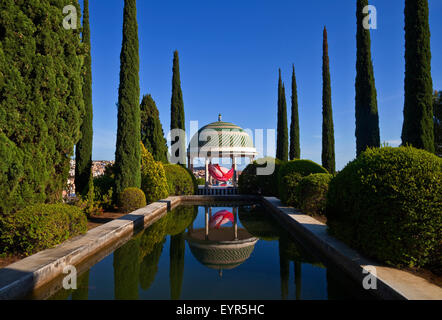 Pool und Tempel mit Kunstinstallation, Botanischer Garten oder Jardin Botanico De La Concepcion, Malaga, Andalusien, Spanien. Stockfoto