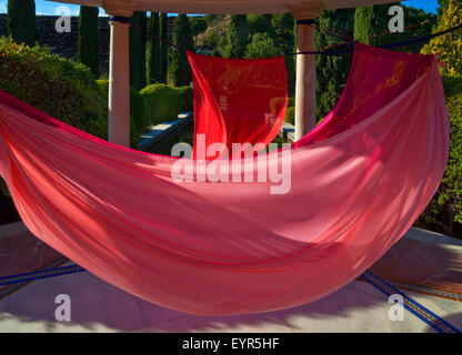 Kunstinstallation im Tempel, Botanischer Garten oder Jardin Botanico De La Concepcion, Malaga, Andalusien, Spanien. Stockfoto