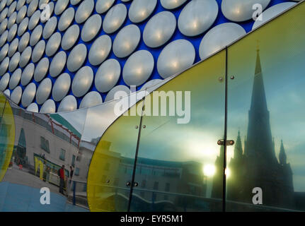 Reflexion der St.-Margarethen Kirche in der Fassade des Selfridge Store, der Stierkampfarena Centre, Birmingham, England, UK Stockfoto