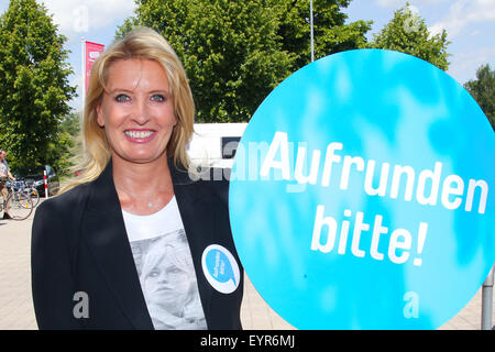 Claudia Kleinert hinter der Theke während der "Woche des Aufrundens" von Kinder Charity Deutschland Tafelinitiativen Auf bei Sonderpreis Baumarkt Featuring: Claudia Kleinert Where: Schrobenhausen, Deutschland wenn: 1. Juni 2015 Stockfoto