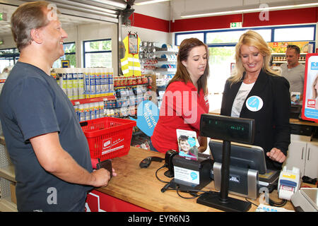 Claudia Kleinert hinter der Theke während der "Woche des Aufrundens" von Kinder Charity Deutschland Tafelinitiativen Auf bei Sonderpreis Baumarkt Featuring: Claudia Kleinert Where: Schrobenhausen, Deutschland wenn: 1. Juni 2015 Stockfoto