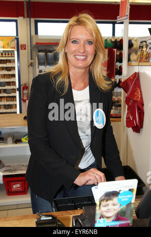 Claudia Kleinert hinter der Theke während der "Woche des Aufrundens" von Kinder Charity Deutschland Tafelinitiativen Auf bei Sonderpreis Baumarkt Featuring: Claudia Kleinert Where: Schrobenhausen, Deutschland wenn: 1. Juni 2015 Stockfoto