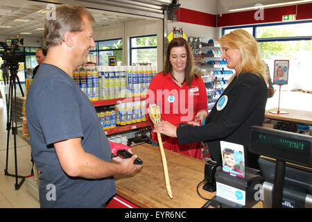 Claudia Kleinert hinter der Theke während der "Woche des Aufrundens" von Kinder Charity Deutschland Tafelinitiativen Auf bei Sonderpreis Baumarkt Featuring: Claudia Kleinert Where: Schrobenhausen, Deutschland wenn: 1. Juni 2015 Stockfoto