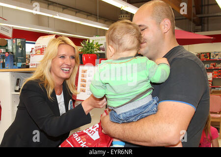 Claudia Kleinert hinter der Theke während der "Woche des Aufrundens" von Kinder Charity Deutschland Tafelinitiativen Auf bei Sonderpreis Baumarkt Featuring: Claudia Kleinert Where: Schrobenhausen, Deutschland wenn: 1. Juni 2015 Stockfoto