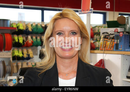 Claudia Kleinert hinter der Theke während der "Woche des Aufrundens" von Kinder Charity Deutschland Tafelinitiativen Auf bei Sonderpreis Baumarkt Featuring: Claudia Kleinert Where: Schrobenhausen, Deutschland wenn: 1. Juni 2015 Stockfoto