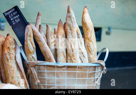 Verschiedenen traditionell gemacht Sauerteig Baguette-Brot in der Bäckerei, Devon UK Stockfoto
