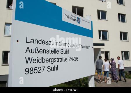 Suhl, Deutschland. 3. August 2015. Ein Zeichen, das "Rezeption Landeszentrale Thüringen" liest ist vor einem Wohnhaus der Rezeption Flüchtlingszentrum in Suhl, Deutschland, 3. August 2015 gesehen. Das deutsche Bundesland Thüringen sucht dringend weitere Eigenschaft, die Flüchtlinge unterzubringen. Foto: Sebastian Kahnert/Dpa/Alamy Live News Stockfoto