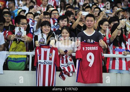 Shanghai, Volksrepublik China. 3. August 2015. Atletico de Madrid chinesischen Fans bei seinem Training im Shanghai-Stadion in Shanghai, China. Bildnachweis: Marcio Machado/ZUMA Draht/Alamy Live-Nachrichten Stockfoto