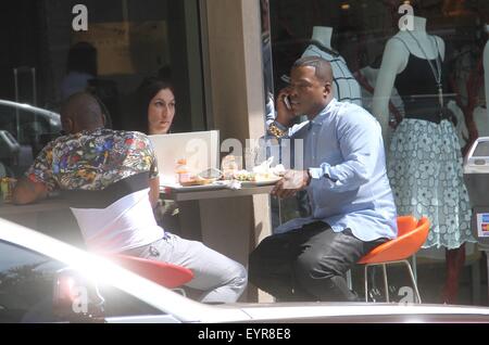 Rapper Wondgy "Won-G" Bruny packt Mittagessen mit Beverly Hills: Wondgy "Won-G" Bruny wo: Los Angeles, California, Vereinigte Staaten von Amerika als: 1. Juni 2015 Stockfoto