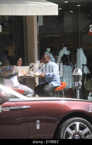 Rapper Wondgy "Won-G" Bruny packt Mittagessen mit Beverly Hills: Wondgy "Won-G" Bruny wo: Los Angeles, California, Vereinigte Staaten von Amerika als: 1. Juni 2015 Stockfoto