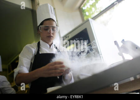 Girona, Spanien. 2. Juli 2015. Ein Koch arbeitet an einem Degustationsmenü im El Celler de Can Roca in Girona, Spanien, 2. Juli 2015. Der frisch gekrönten weltweit beste Restaurant, Spaniens El Celler de Can Roca, gründet seinen Erfolg auf kulinarischen Traditionen der mediterranen Völker und kontinuierliche Innovation und Kreativität. Die Brüder Roca gegründet 1986 in Girona, Katalonien, im Nordosten Spaniens dieses Restaurant. Dieses Restaurant wurde von der renommierten britischen Magazin "Restaurant" früh im Juni als die besten der Welt gewählt. © Pau Barrena/Xinhua/Alamy Live-Nachrichten Stockfoto