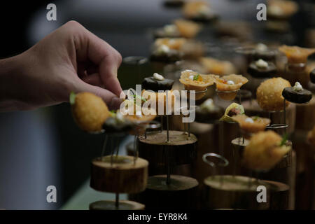 Girona, Spanien. 2. Juli 2015. Ein Koch arbeitet an einem Degustationsmenü im El Celler de Can Roca in Girona, Spanien, 2. Juli 2015. Der frisch gekrönten weltweit beste Restaurant, Spaniens El Celler de Can Roca, gründet seinen Erfolg auf kulinarischen Traditionen der mediterranen Völker und kontinuierliche Innovation und Kreativität. Die Brüder Roca gegründet 1986 in Girona, Katalonien, im Nordosten Spaniens dieses Restaurant. Dieses Restaurant wurde von der renommierten britischen Magazin "Restaurant" früh im Juni als die besten der Welt gewählt. © Pau Barrena/Xinhua/Alamy Live-Nachrichten Stockfoto