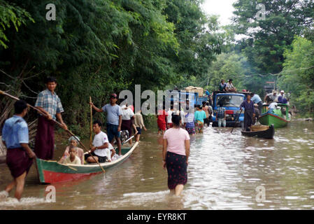 Yinmabin. 2. August 2015. Anwohner waten durch ein überschwemmtes Gebiet in Nyaung U Township von Myanmar Zentralregion Mandalay auf 2. August 2015. Heftigen Monsunregen hat mindestens 47 Menschen das Leben gekostet haben und mehr als 210.000 andere in 12 aus 14 Staaten und Regionen Myanmars seit Juni betroffen, sagte das Ministerium für Sozialwohlfahrt, Relief und Neuansiedlung am Montag. Bildnachweis: MNA/Xinhua/Alamy Live-Nachrichten Stockfoto