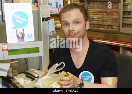 Ralf Schmitz hinter der Theke während der "Woche des Aufrundens" von Kinder Charity Deutschland Tafelinitiativen Auf bei Kaufland Featuring: Ralf Schmitz wo: Köln, Deutschland wenn: 1. Juni 2015 Stockfoto