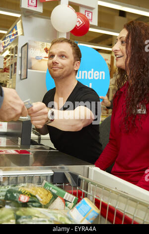 Ralf Schmitz hinter der Theke während der "Woche des Aufrundens" von Kinder Charity Deutschland Tafelinitiativen Auf bei Kaufland Featuring: Ralf Schmitz wo: Köln, Deutschland wenn: 1. Juni 2015 Stockfoto