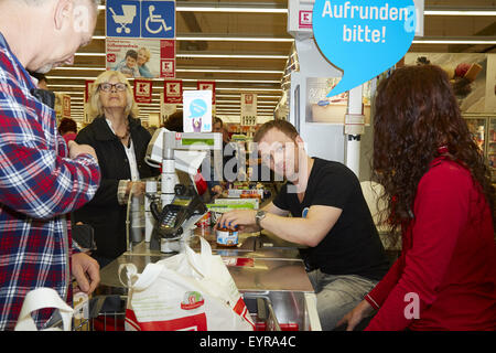 Ralf Schmitz hinter der Theke während der "Woche des Aufrundens" von Kinder Charity Deutschland Tafelinitiativen Auf bei Kaufland Featuring: Ralf Schmitz wo: Köln, Deutschland wenn: 1. Juni 2015 Stockfoto