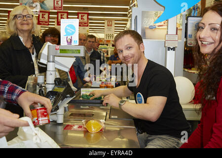 Ralf Schmitz hinter der Theke während der "Woche des Aufrundens" von Kinder Charity Deutschland Tafelinitiativen Auf bei Kaufland Featuring: Ralf Schmitz wo: Köln, Deutschland wenn: 1. Juni 2015 Stockfoto