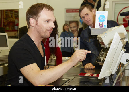 Ralf Schmitz hinter der Theke während der "Woche des Aufrundens" von Kinder Charity Deutschland Tafelinitiativen Auf bei Kaufland Featuring: Ralf Schmitz wo: Köln, Deutschland wenn: 1. Juni 2015 Stockfoto