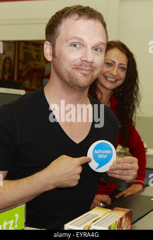 Ralf Schmitz hinter der Theke während der "Woche des Aufrundens" von Kinder Charity Deutschland Tafelinitiativen Auf bei Kaufland Featuring: Ralf Schmitz wo: Köln, Deutschland wenn: 1. Juni 2015 Stockfoto