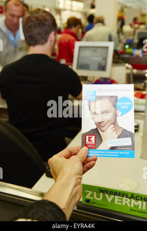 Ralf Schmitz hinter der Theke während der "Woche des Aufrundens" von Kinder Charity Deutschland Tafelinitiativen Auf bei Kaufland Featuring: Ralf Schmitz wo: Köln, Deutschland wenn: 1. Juni 2015 Stockfoto