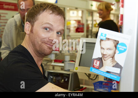 Ralf Schmitz hinter der Theke während der "Woche des Aufrundens" von Kinder Charity Deutschland Tafelinitiativen Auf bei Kaufland Featuring: Ralf Schmitz wo: Köln, Deutschland wenn: 1. Juni 2015 Stockfoto