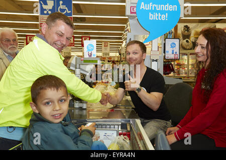 Ralf Schmitz hinter der Theke während der "Woche des Aufrundens" von Kinder Charity Deutschland Tafelinitiativen Auf bei Kaufland Featuring: Ralf Schmitz wo: Köln, Deutschland wenn: 1. Juni 2015 Stockfoto