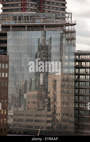 London, England. Reflexion in einem modernen Gebäude im Bau. Stockfoto