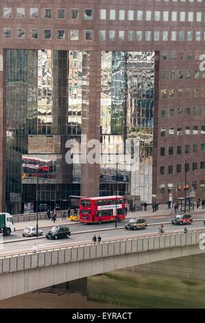 London, England. Nr. 1 London Bridge mit roten Bus und Taxis, Reflexion in modernen gespiegelte Gebäude. Stockfoto