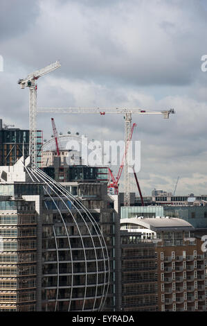 Southwark, London, England. Riverside House, Southwark Bridge Road mit dem London Eye, umrahmt von Baukränen Website. Stockfoto