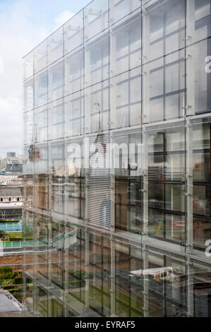 London, England. Hohe Ansicht Reflexionen der Stadt in 1 Angel Lane, London. Stockfoto