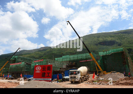 Ludian, Longtoushan Stadt von Ludian County. 3. August 2014. Foto aufgenommen am 30. Juli 2015 zeigt einen lokalen Gesundheitszentrum im Bau in der Longtoushan Stadt von Ludian County, der südwestlichen chinesischen Provinz Yunnan. Eine Erdbeben der Stärke 6,5 rüttelte Ludian County in Yunnan am 3. August 2014. Als ein Jahr vergangen ist, hat der Wiederaufbau nach der Katastrophe ordentlich nach vorne gedrängt. © Hu Chao/Xinhua/Alamy Live-Nachrichten Stockfoto