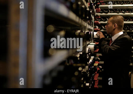 (150803)--GIRONA, 3. August 2015 (Xinhua)--ein Sommelier nimmt eine Flasche Wein im Keller im El Celler de Can Roca in Girona, Spanien, 2. Juli 2015. Der frisch gekrönten weltweit beste Restaurant, Spaniens El Celler de Can Roca, gründet seinen Erfolg auf kulinarischen Traditionen der mediterranen Völker und kontinuierliche Innovation und Kreativität. Die Brüder Roca gegründet 1986 in Girona, Katalonien, im Nordosten Spaniens dieses Restaurant. Dieses Restaurant wurde von der renommierten britischen Magazin "Restaurant" früh im Juni als die besten der Welt gewählt. (Xinhua/Pau Barrena) Stockfoto