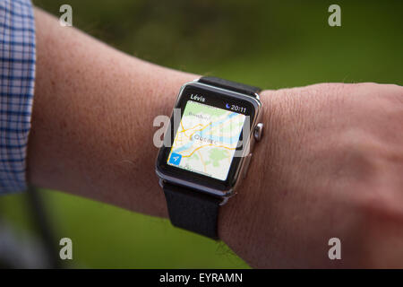 Ein Mann nutzt eine Apple Watch-Samstag, 1. August 2015. Apple Watch ist eine Smartwatch entwickelt von Apple, das Fitness-Trac beinhaltet Stockfoto