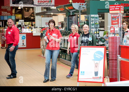 Bernhard wir hinter der Theke während der "Woche des Aufrundens" von Kinder Charity Deutschland Tafelinitiativen Auf bei Toom Baumarkt mit: Bernhard Hoecker wo: Berlin, Deutschland bei: 2. Juni 2015 Stockfoto