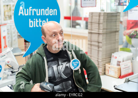 Bernhard wir hinter der Theke während der "Woche des Aufrundens" von Kinder Charity Deutschland Tafelinitiativen Auf bei Toom Baumarkt mit: Bernhard Hoecker wo: Berlin, Deutschland bei: 2. Juni 2015 Stockfoto