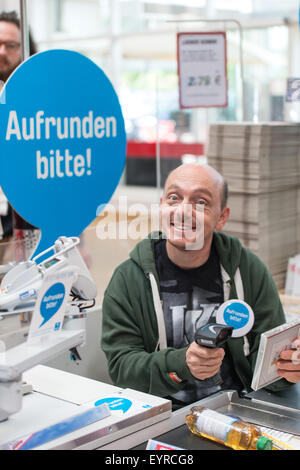 Bernhard wir hinter der Theke während der "Woche des Aufrundens" von Kinder Charity Deutschland Tafelinitiativen Auf bei Toom Baumarkt mit: Bernhard Hoecker wo: Berlin, Deutschland bei: 2. Juni 2015 Stockfoto