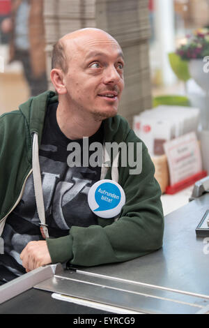 Bernhard wir hinter der Theke während der "Woche des Aufrundens" von Kinder Charity Deutschland Tafelinitiativen Auf bei Toom Baumarkt mit: Bernhard Hoecker wo: Berlin, Deutschland bei: 2. Juni 2015 Stockfoto