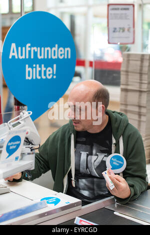 Bernhard wir hinter der Theke während der "Woche des Aufrundens" von Kinder Charity Deutschland Tafelinitiativen Auf bei Toom Baumarkt mit: Bernhard Hoecker wo: Berlin, Deutschland bei: 2. Juni 2015 Stockfoto