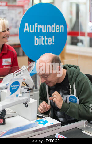 Bernhard wir hinter der Theke während der "Woche des Aufrundens" von Kinder Charity Deutschland Tafelinitiativen Auf bei Toom Baumarkt mit: Bernhard Hoecker wo: Berlin, Deutschland bei: 2. Juni 2015 Stockfoto