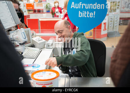 Bernhard wir hinter der Theke während der "Woche des Aufrundens" von Kinder Charity Deutschland Tafelinitiativen Auf bei Toom Baumarkt mit: Bernhard Hoecker wo: Berlin, Deutschland bei: 2. Juni 2015 Stockfoto