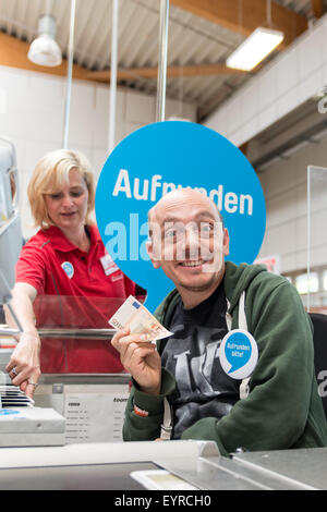 Bernhard wir hinter der Theke während der "Woche des Aufrundens" von Kinder Charity Deutschland Tafelinitiativen Auf bei Toom Baumarkt mit: Bernhard Hoecker wo: Berlin, Deutschland bei: 2. Juni 2015 Stockfoto