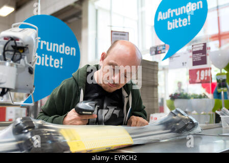 Bernhard wir hinter der Theke während der "Woche des Aufrundens" von Kinder Charity Deutschland Tafelinitiativen Auf bei Toom Baumarkt mit: Bernhard Hoecker wo: Berlin, Deutschland bei: 2. Juni 2015 Stockfoto