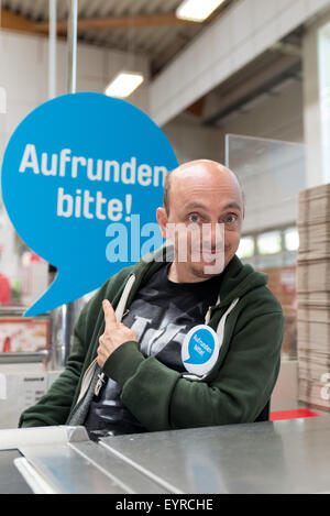 Bernhard wir hinter der Theke während der "Woche des Aufrundens" von Kinder Charity Deutschland Tafelinitiativen Auf bei Toom Baumarkt mit: Bernhard Hoecker wo: Berlin, Deutschland bei: 2. Juni 2015 Stockfoto